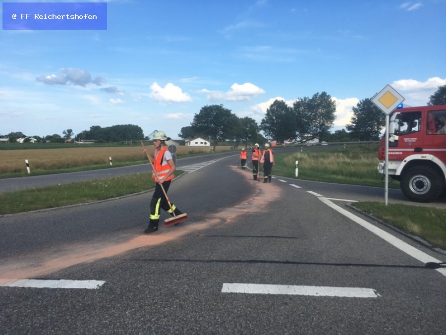 Ölspur, Öl auf Fahrbahn Ölspur, Öl auf Fahrbahn